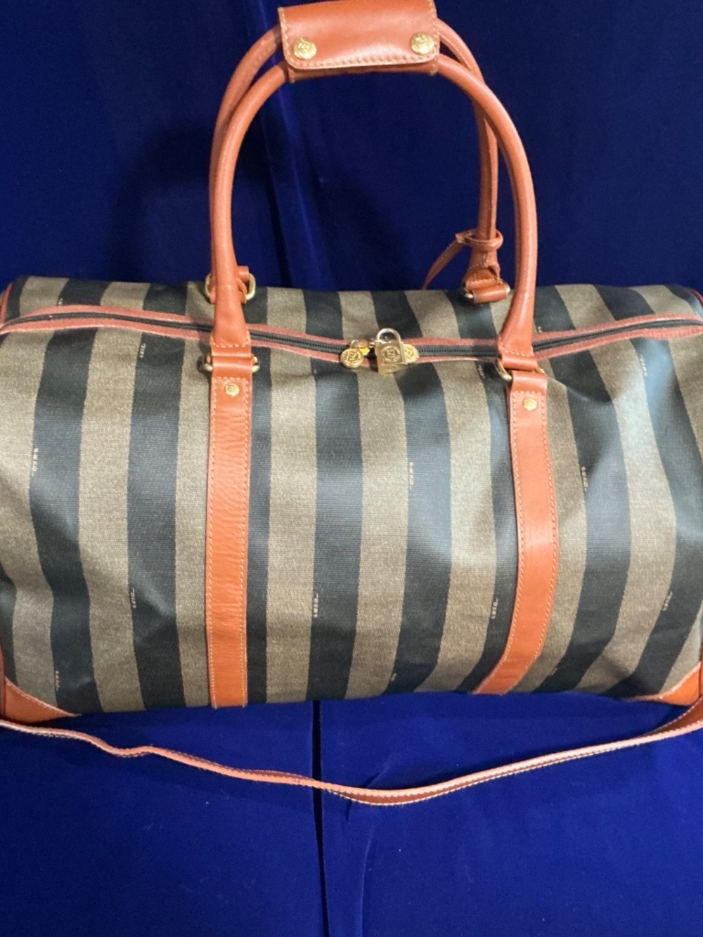 Vintage Authentic Fendi Pequin dufflel bag with shoulder strap - Picture 6 of 16